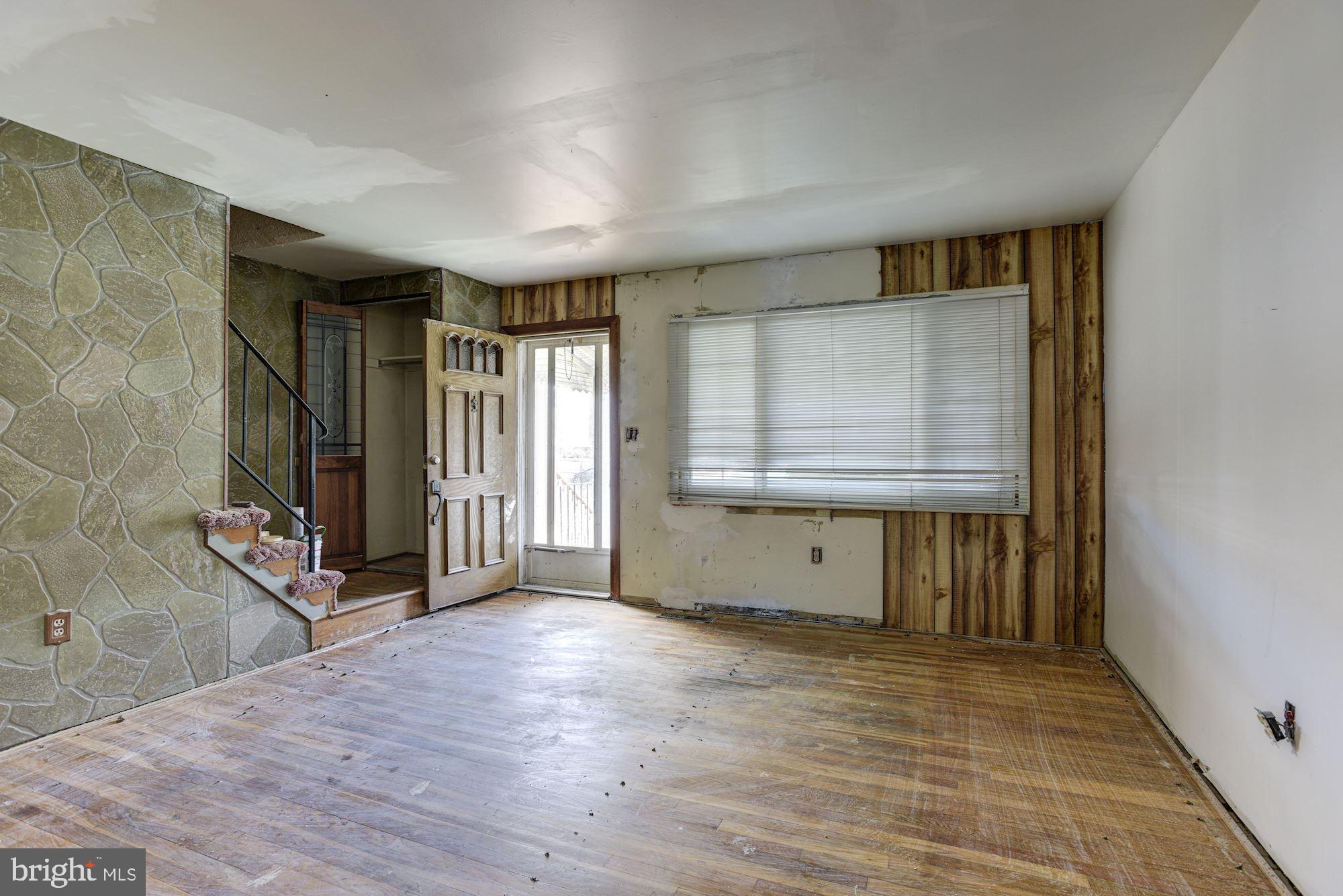 702 Seawall Road Baltimore, MD 21221 - Photo 3 of 17 Living Room