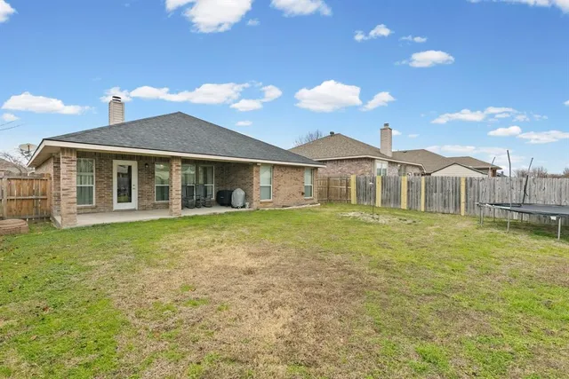 a view of a house with backyard