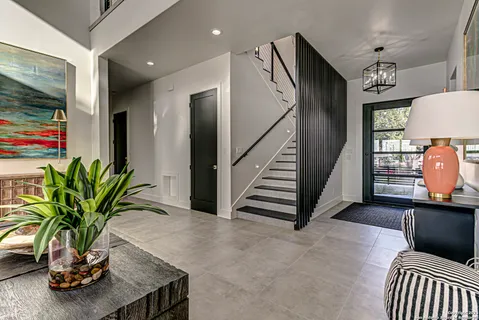 a view of entryway with livingroom