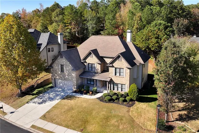 a view of a house with a yard