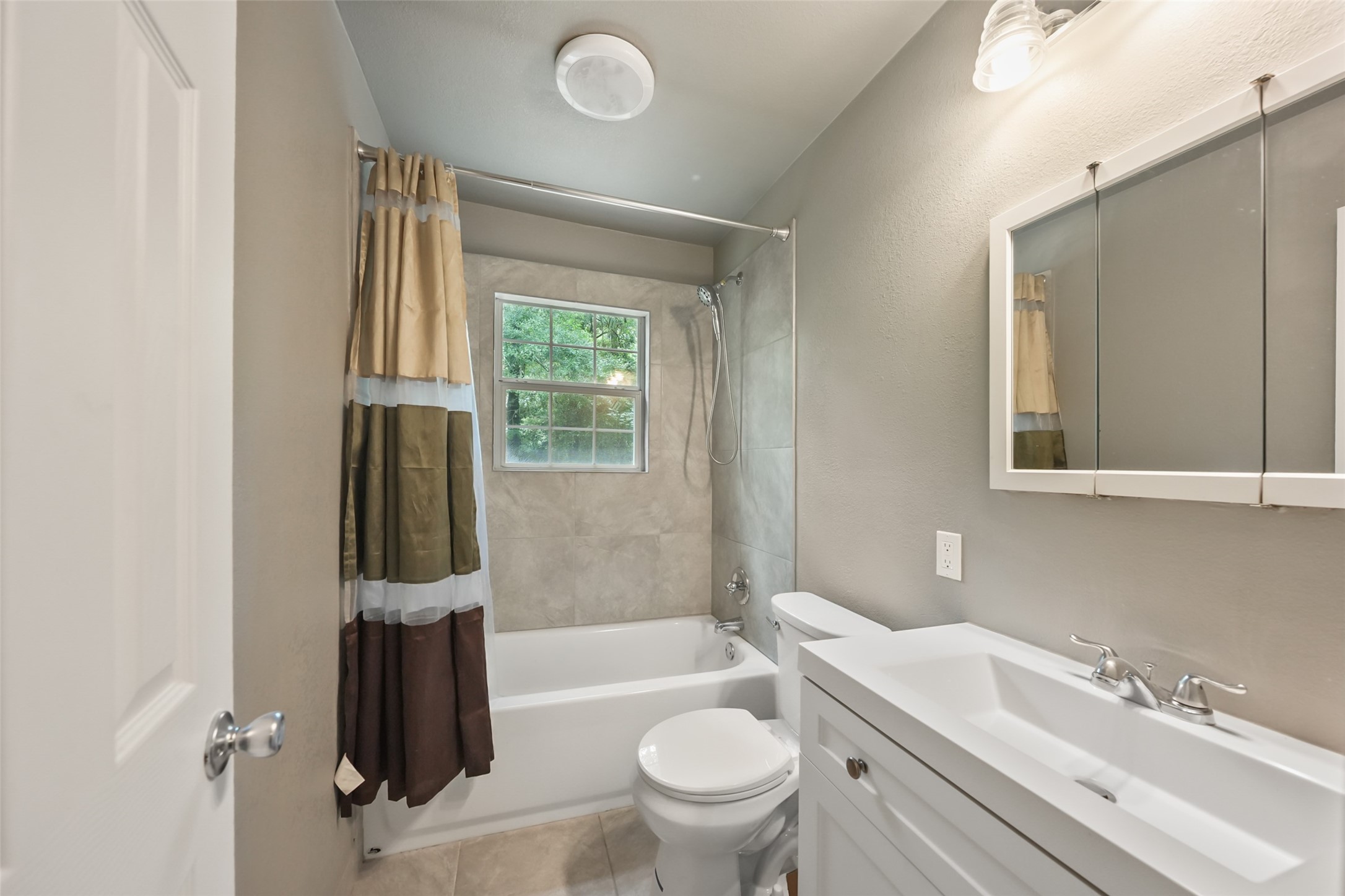 6387 Oak Knoll Road Montgomery, TX 77316 - Photo 16 of 30 a bathroom with a sink toilet and shower