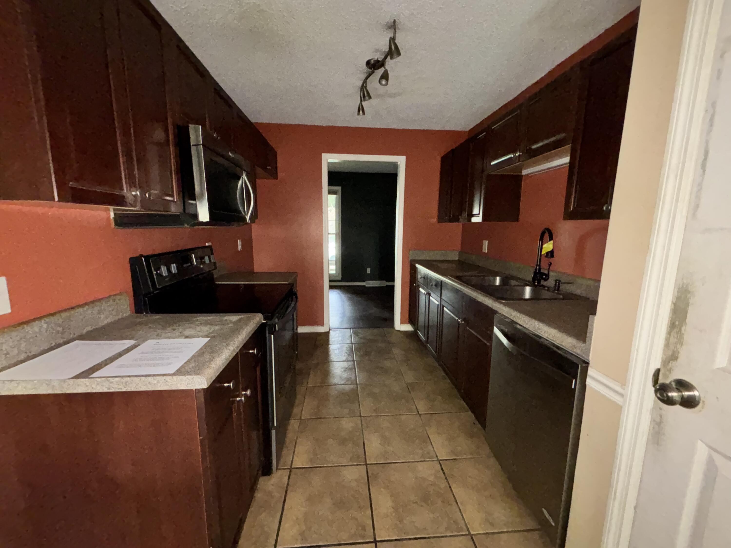 217 Beverly Drive Ladson, SC 29456 - Photo 3 of 11 IMG_4213