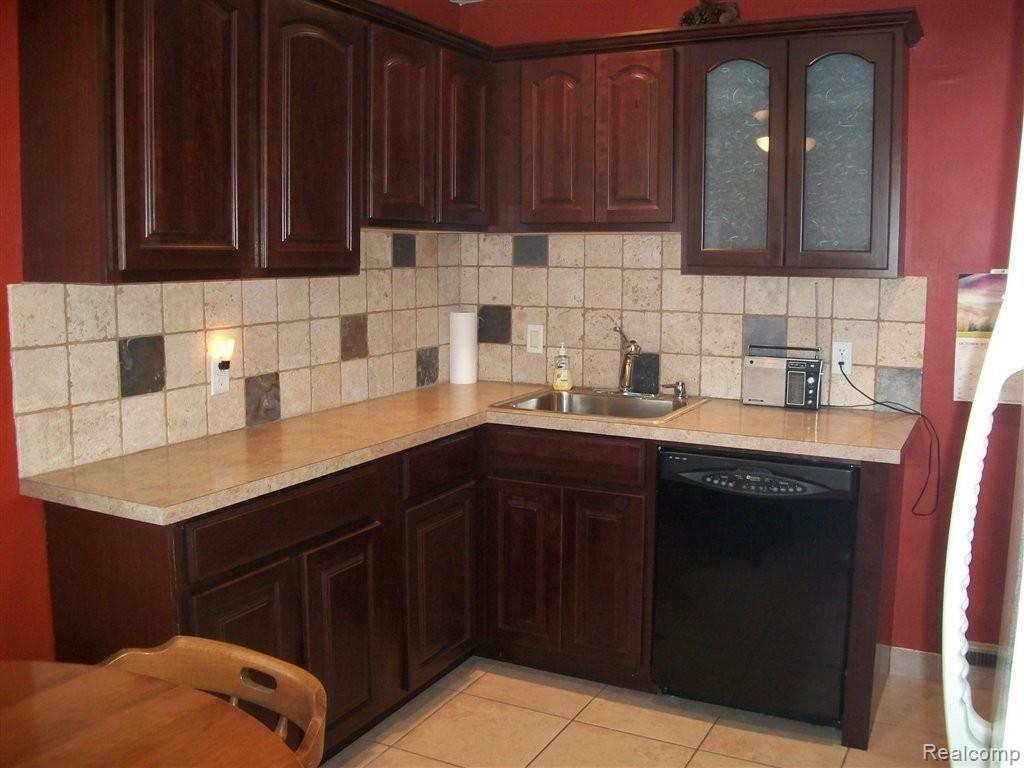 3722 Durham Road Royal Oak, MI 48073 - Photo 4 of 18 008.JPG