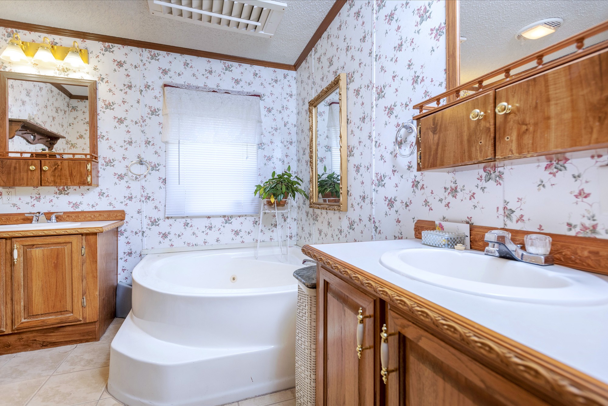 3941 Akin Ridge Road Williamsport, TN 38487 - Photo 10 of 18 a bathroom with a sink and a bathtub