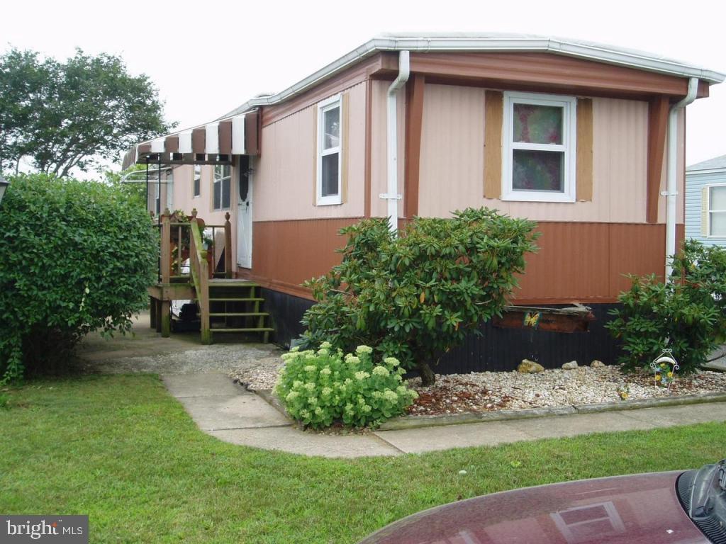 68 Ridgewood Manor Manheim, PA 17545 - Photo 1 of 4 a front view of a house with a garden