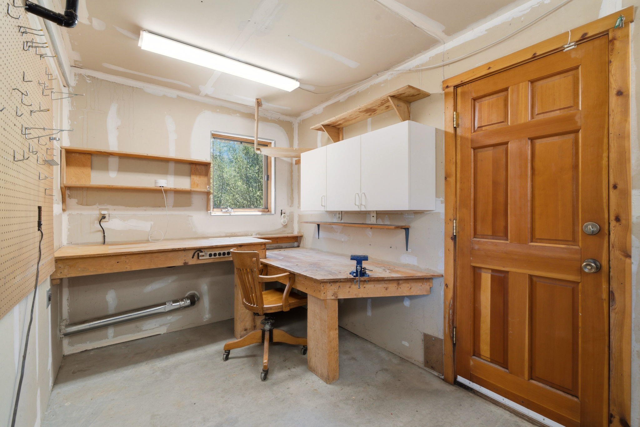 22 Mimosa Road Santa Fe, NM 87508 - Photo 24 of 51 Workshop space in the 2-car garage