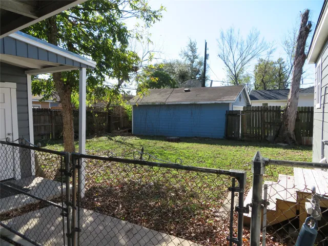 a view of a backyard