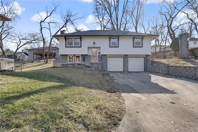 $349,999 | 5719 Farley Street, Merriam, KS 66203