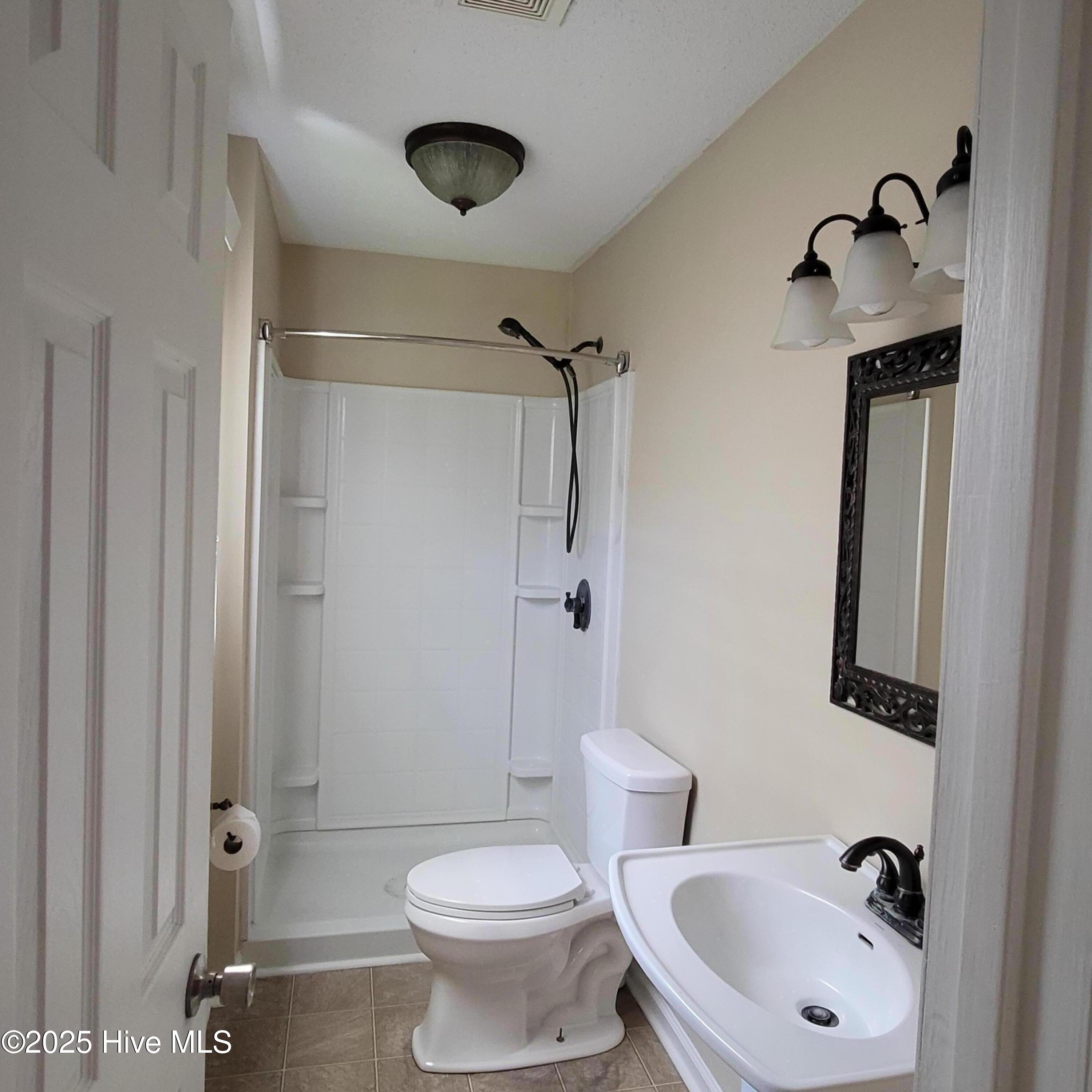 101 Dane Court Havelock, NC 28532 - Photo 19 of 38 Main BR full Bath