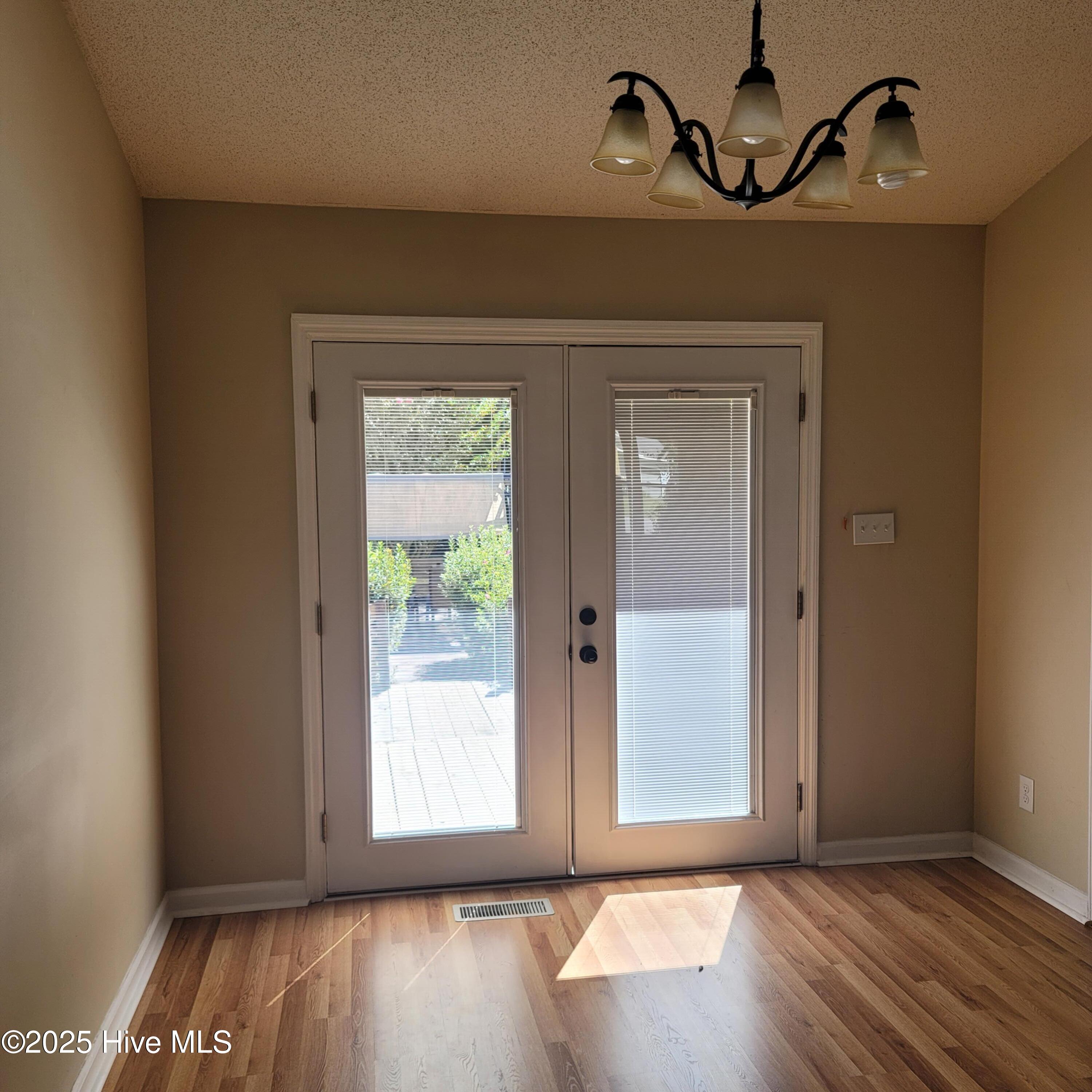 101 Dane Court Havelock, NC 28532 - Photo 23 of 38 Din area to Deck