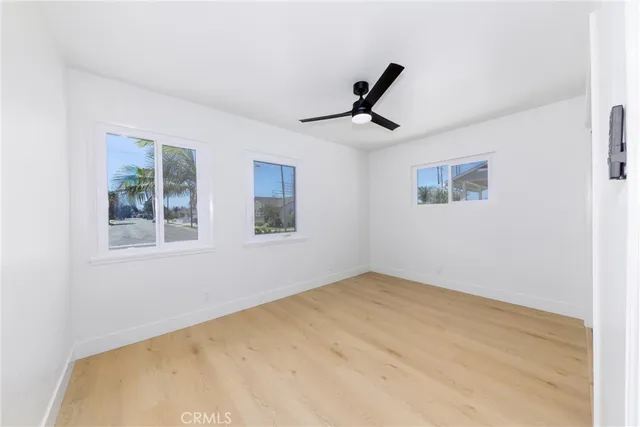 a view of a big room with closet