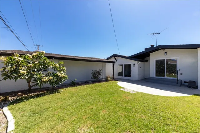 a view of a car garage of the house