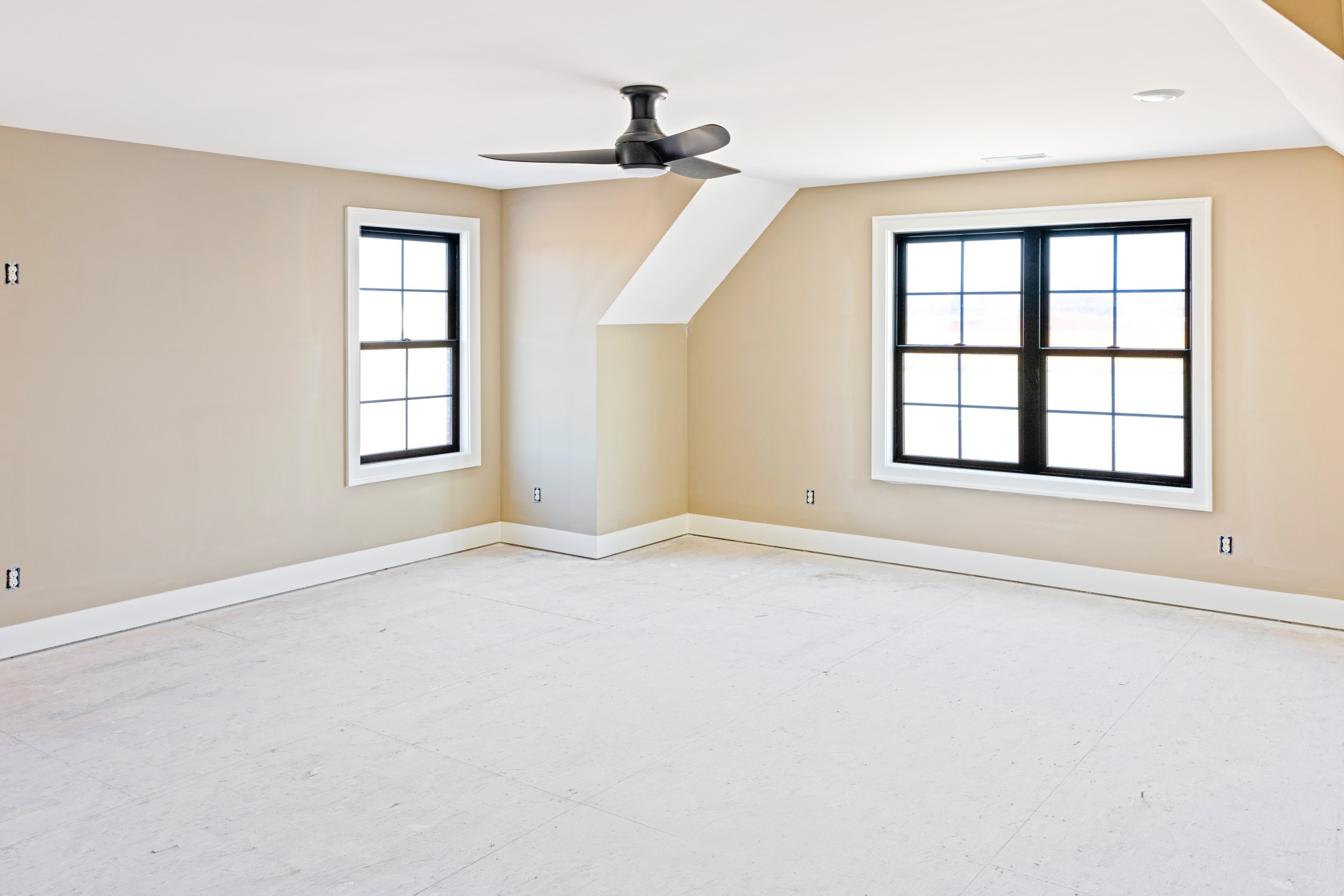 5540 Sinclair Street Murfreesboro, TN 37127 - Photo 13 of 16 an empty room with windows and closet