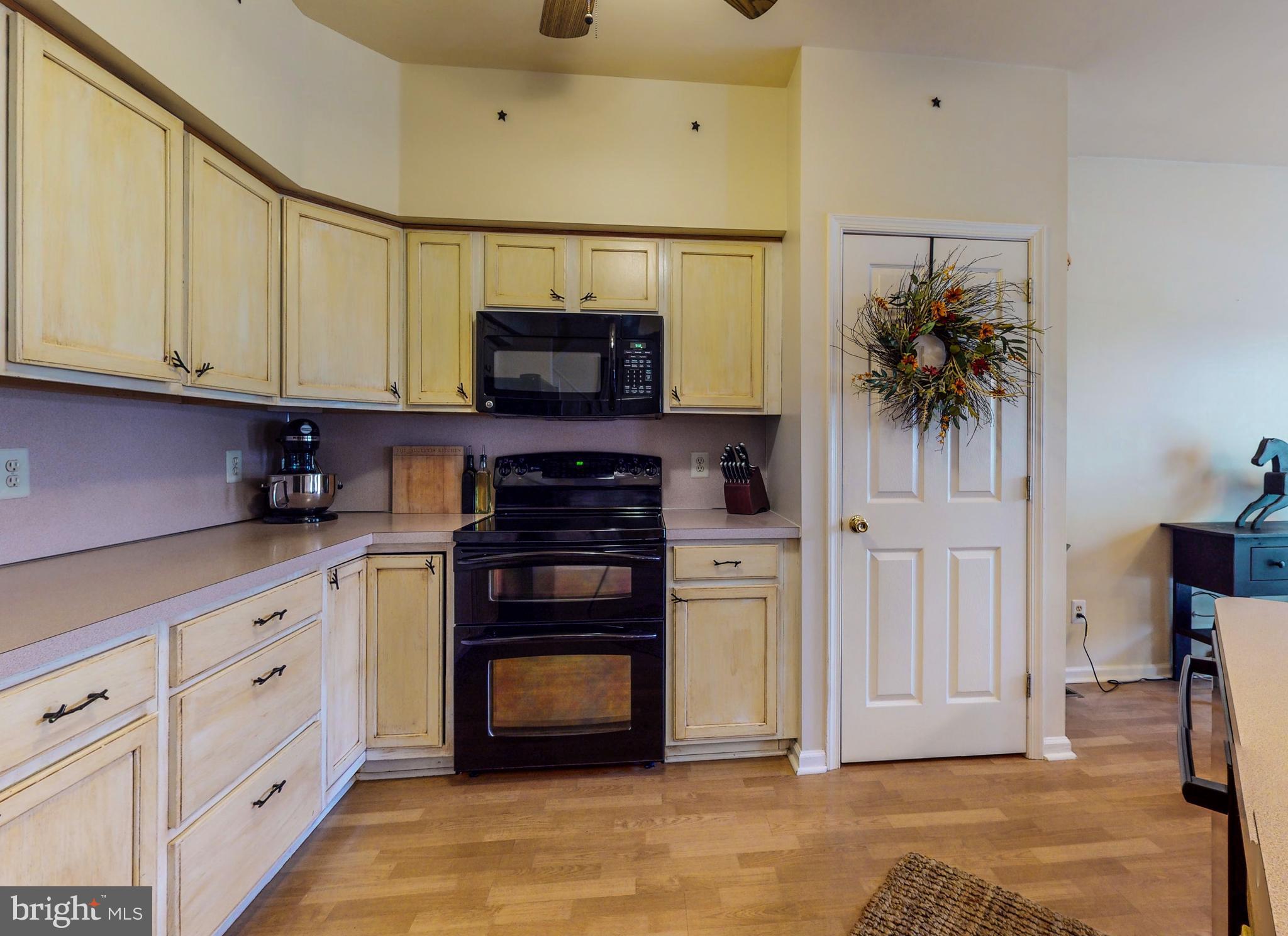 40 Country Road Perkasie, PA 18944 - Photo 12 of 49 L-shaped Kitchen with Pantry