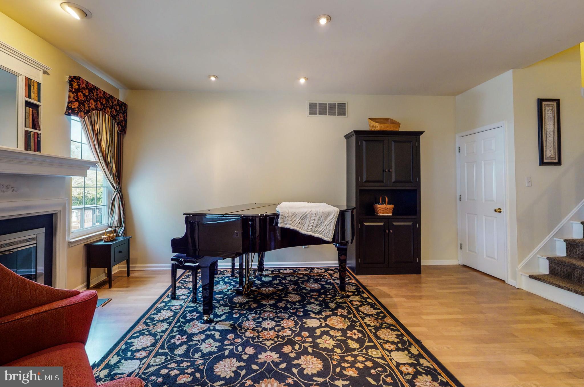 40 Country Road Perkasie, PA 18944 - Photo 7 of 49 Living Room