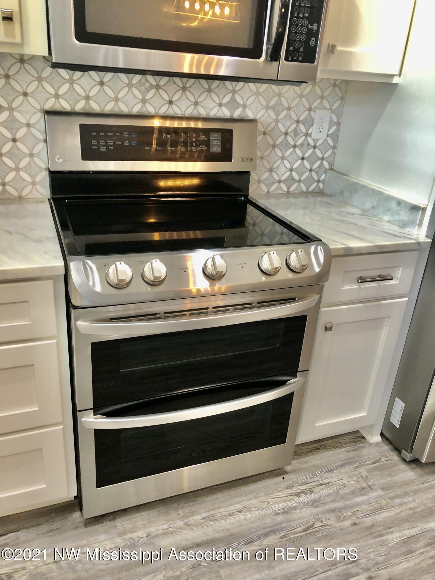 103 Ridgewood Cove Coldwater, MS 38618 - Photo 18 of 56 Gas stove