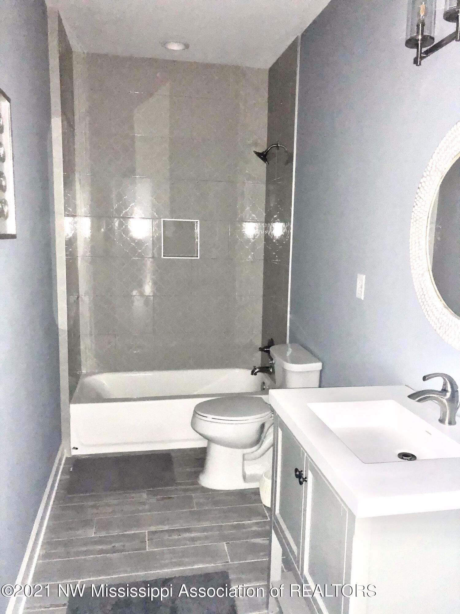 103 Ridgewood Cove Coldwater, MS 38618 - Photo 29 of 56 hall bath