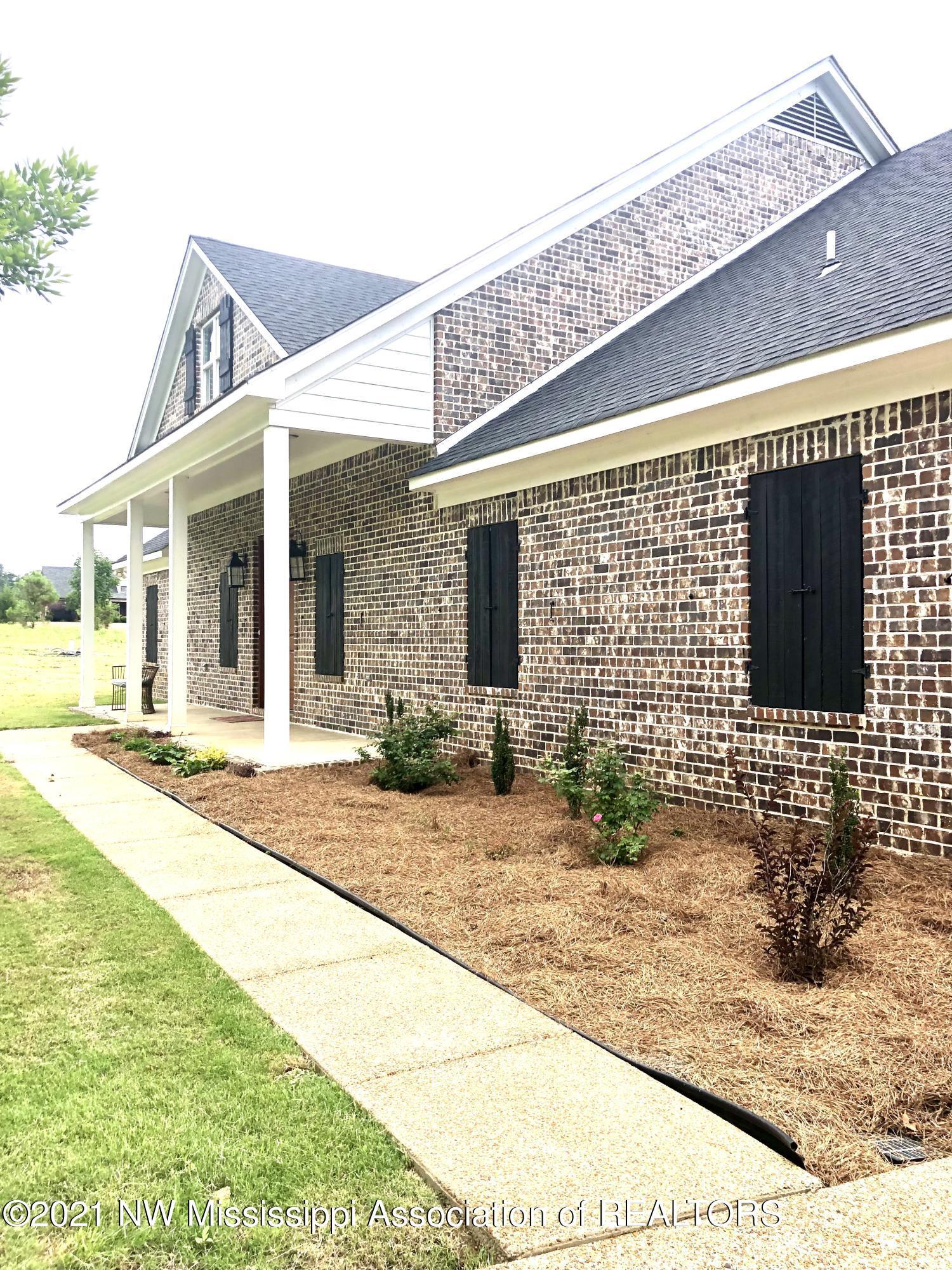 103 Ridgewood Cove Coldwater, MS 38618 - Photo 4 of 56 Covered front porch