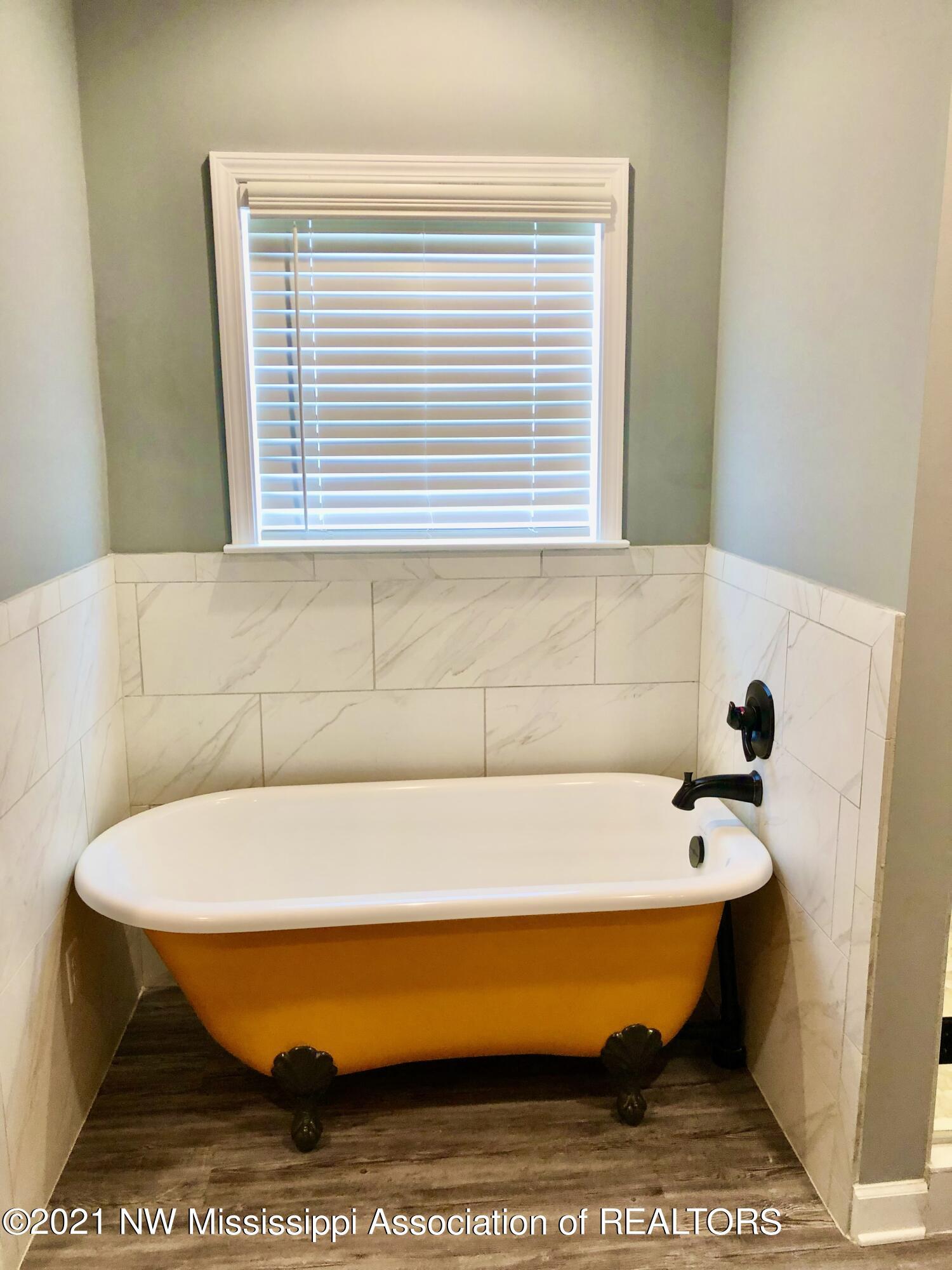 103 Ridgewood Cove Coldwater, MS 38618 - Photo 44 of 56 Master tub