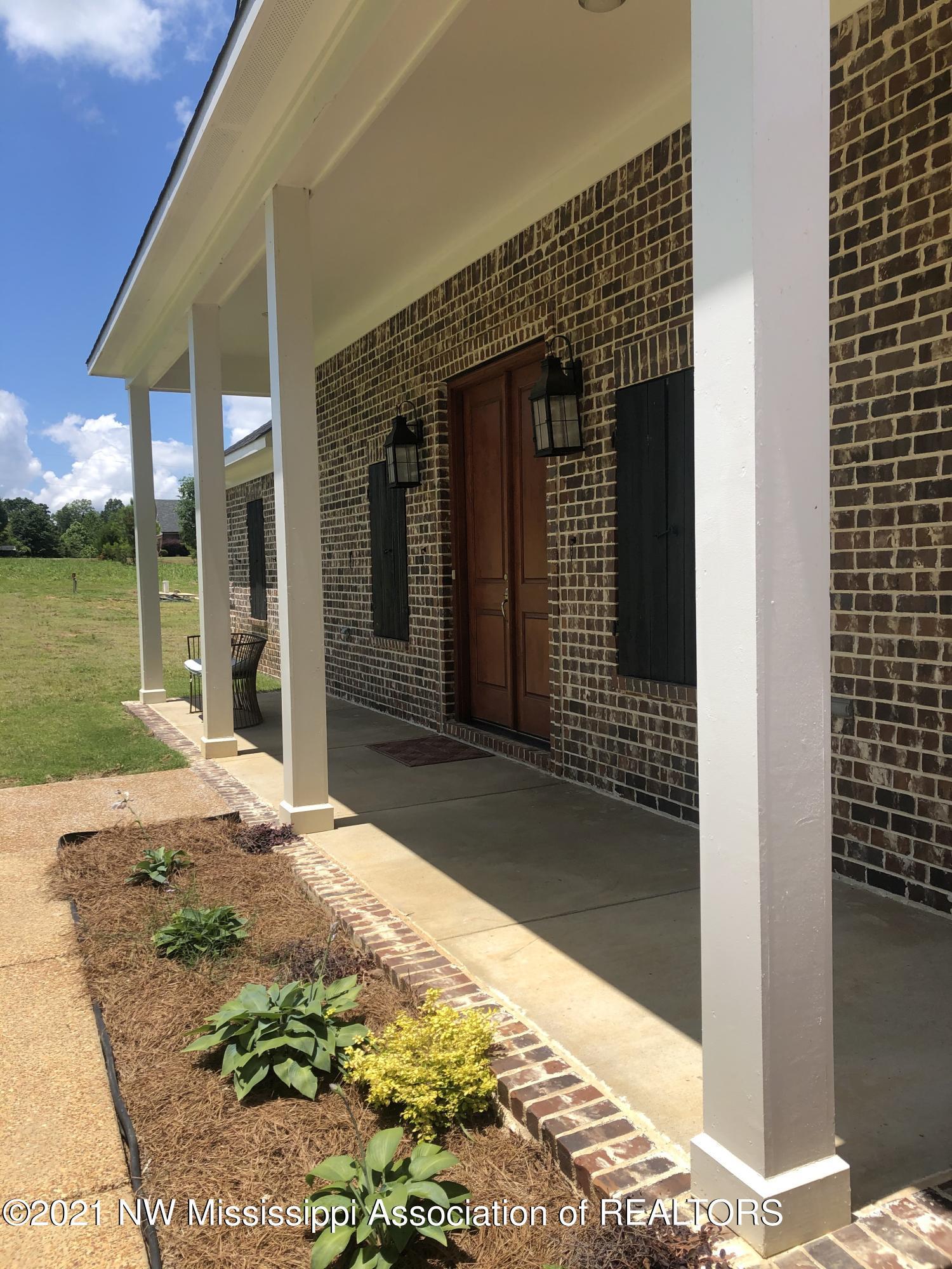 103 Ridgewood Cove Coldwater, MS 38618 - Photo 5 of 56 Covered front porch