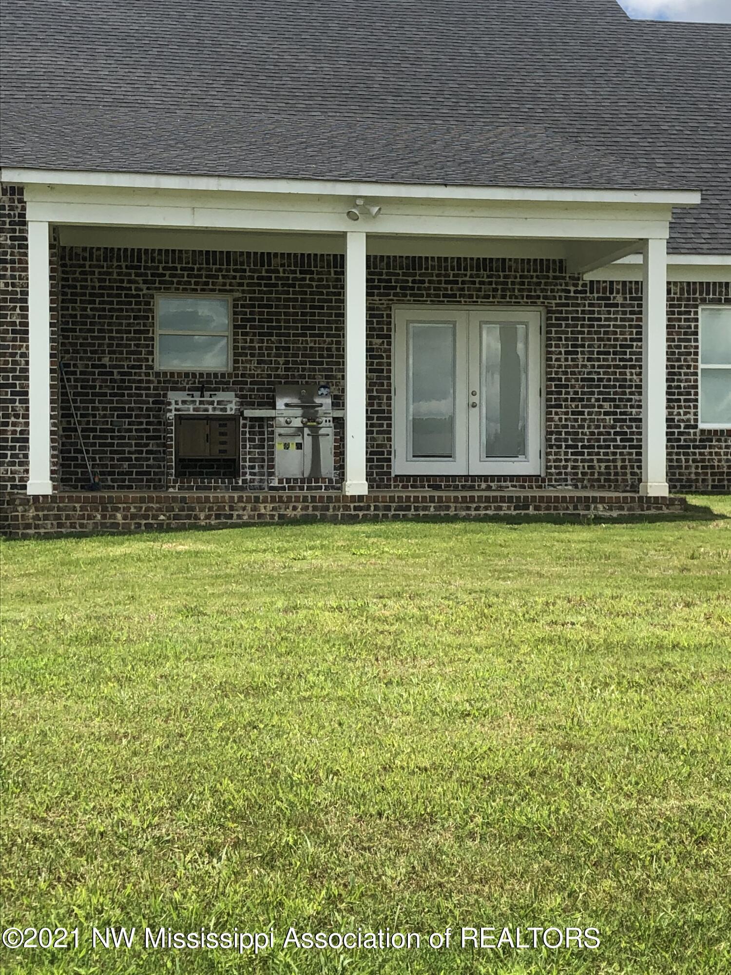 103 Ridgewood Cove Coldwater, MS 38618 - Photo 10 of 56 Covered back patio