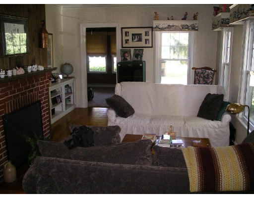 194 King Philip Road Worcester, MA 01606 - Photo 3 of 10 a living room with furniture and a window