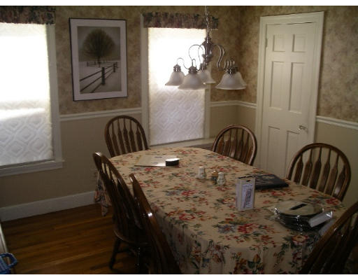194 King Philip Road Worcester, MA 01606 - Photo 5 of 10 a view of a dining table and chairs
