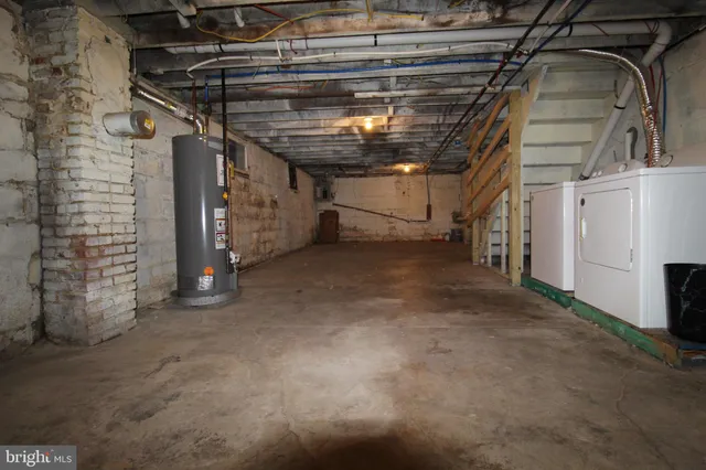 a view of empty room with an empty space