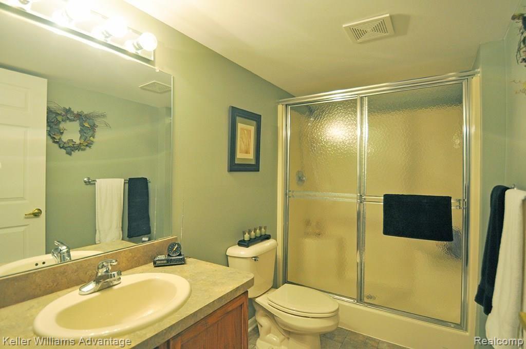 4690 Summer Ridge Drive Howell, MI 48843 - Photo 37 of 40 37_FullBath_LL_3.jpg