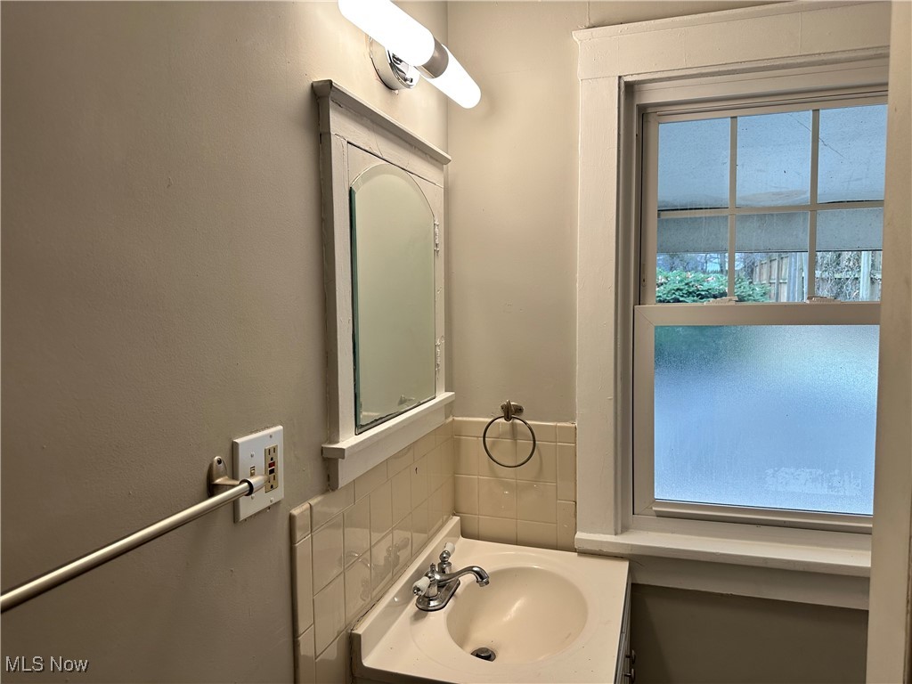 4522 Rainbow Road Cleveland, OH 44121 - Photo 8 of 12