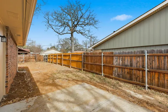 a view of a backyard