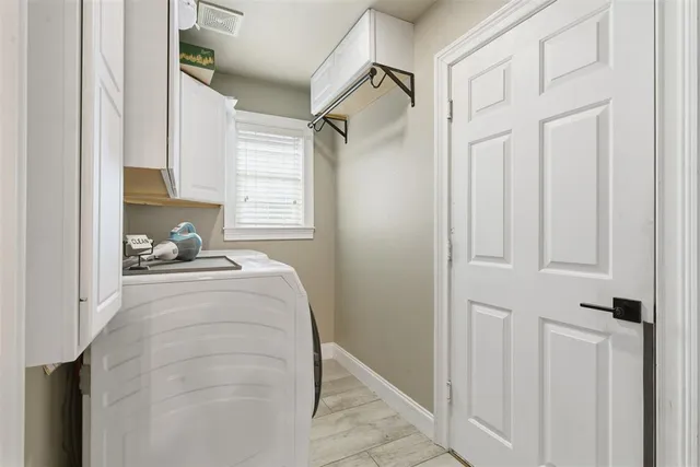 a en suite bathroom with a sink toilet and shower