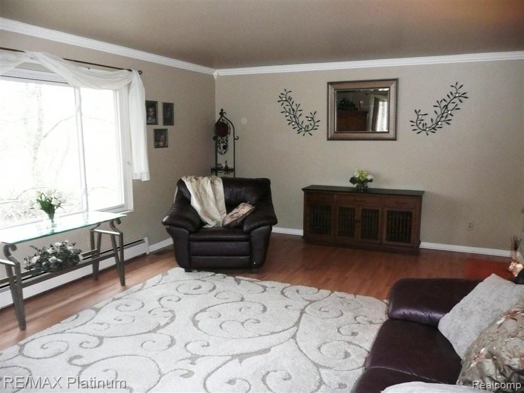 2422 Pleasant Ridge Howell, MI 48843 - Photo 3 of 17 Living Room
