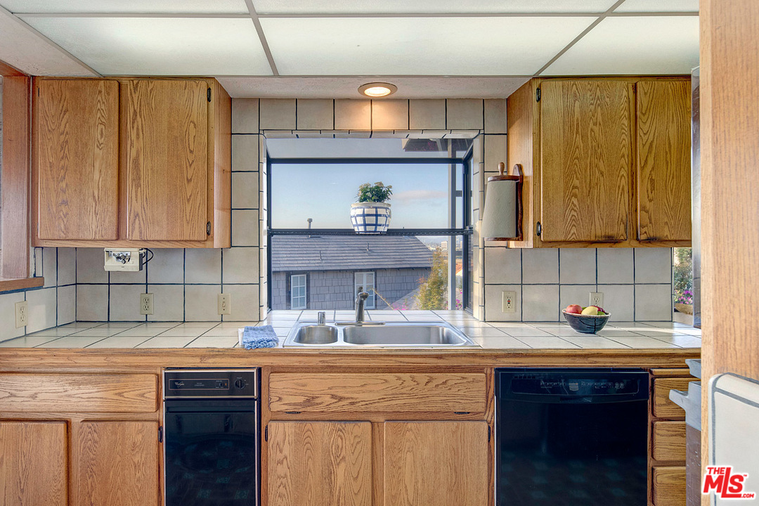 249 Fowling Street Playa del Rey, CA 90293 - Photo 14 of 40 a kitchen with stainless steel appliances granite countertop a sink and cabinets