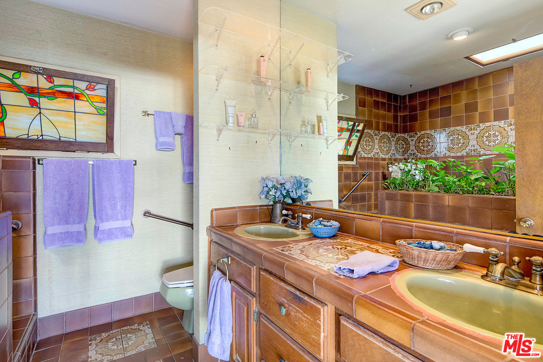 249 Fowling Street Playa del Rey, CA 90293 - Photo 22 of 40 a bathroom with a sink and a mirror