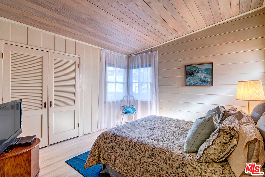 249 Fowling Street Playa del Rey, CA 90293 - Photo 23 of 40 a bedroom with a bed and a tv on the dresser