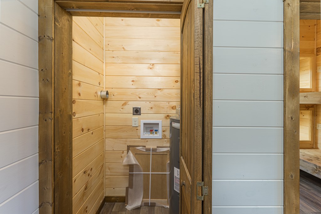 304 Old Evans Road Murphy, NC 28906 - Photo 25 of 31 a bathroom with a shower
