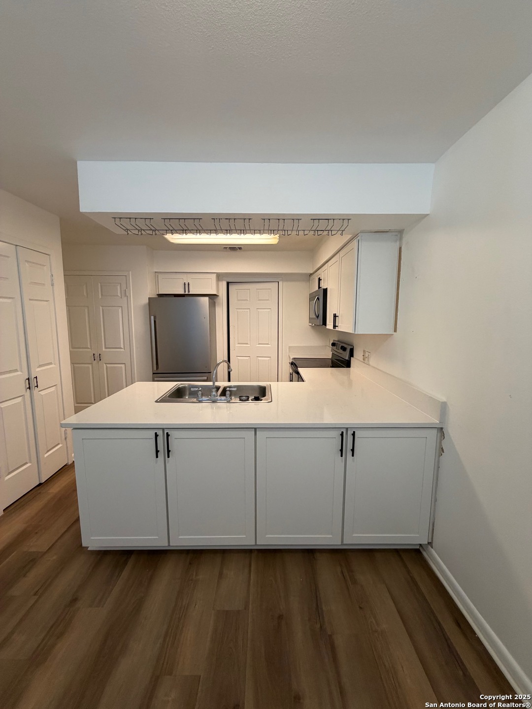 8415 Fredericksburg Road, Unit 704 San Antonio, TX 78229 - Photo 16 of 30 a living room with a sink furniture and a mirror