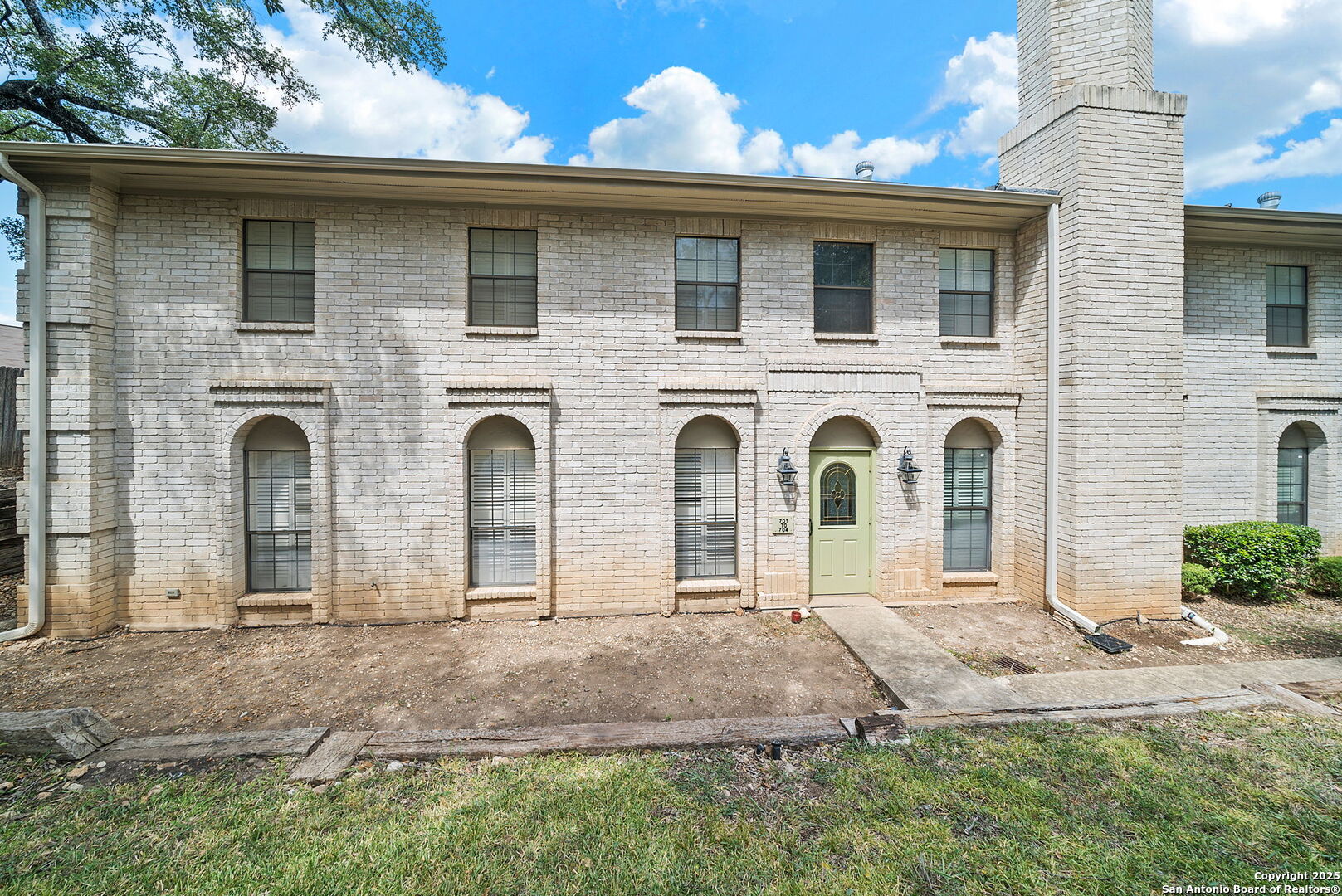 8415 Fredericksburg Road, Unit 704 San Antonio, TX 78229 - Photo 4 of 30 a front view of a house with garden