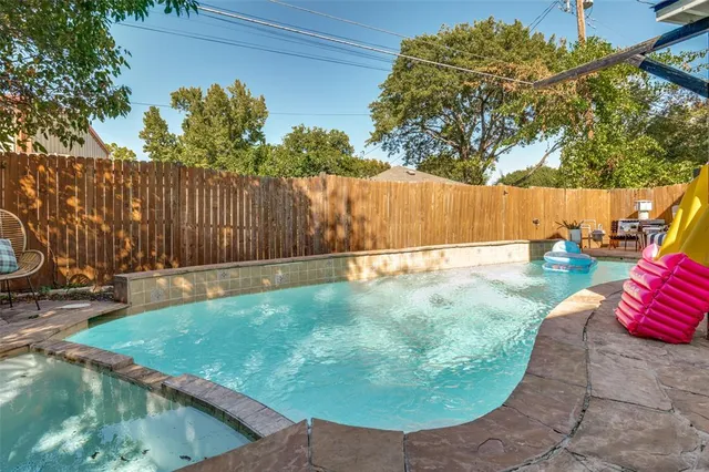 a view of a backyard