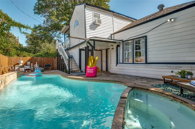 a view of a house with backyard and sitting area