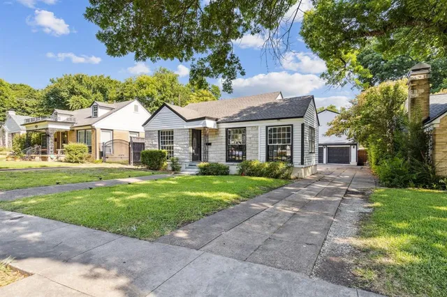 a view of a yard in front of house