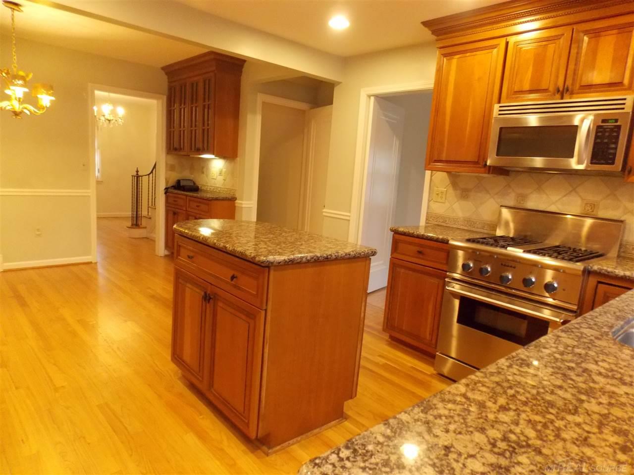 330 Merriweather Road Grosse Pointe, MI 48236 - Photo 4 of 21 31316882-3.JPG