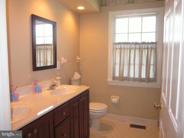 8 Stanwyck Road Mount Laurel, NJ 08054 - Photo 22 of 25