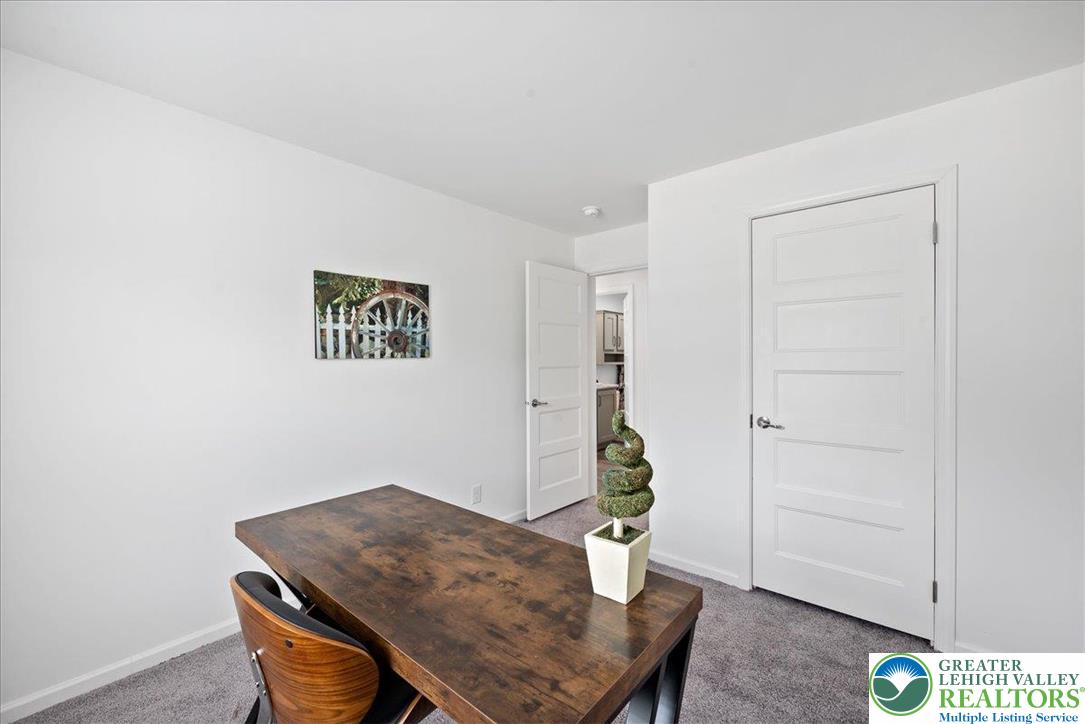 3983 Hastings Road Walnutport, PA 18088 - Photo 35 of 39 a workspace room with a table and chairs