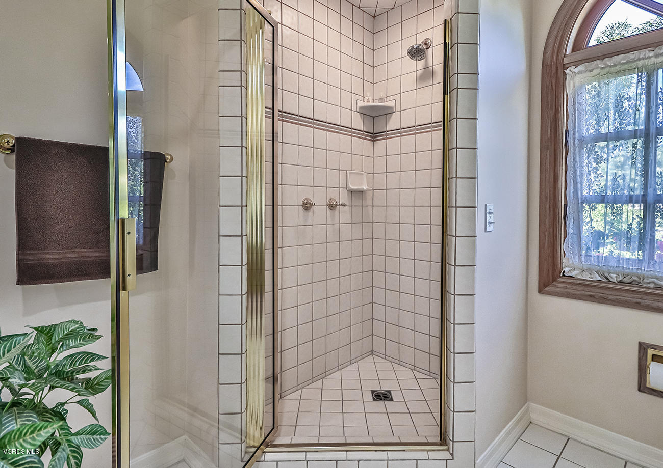 22320 Liberty Bell Road Calabasas, CA 91302 - Photo 35 of 55 lHall Bath3