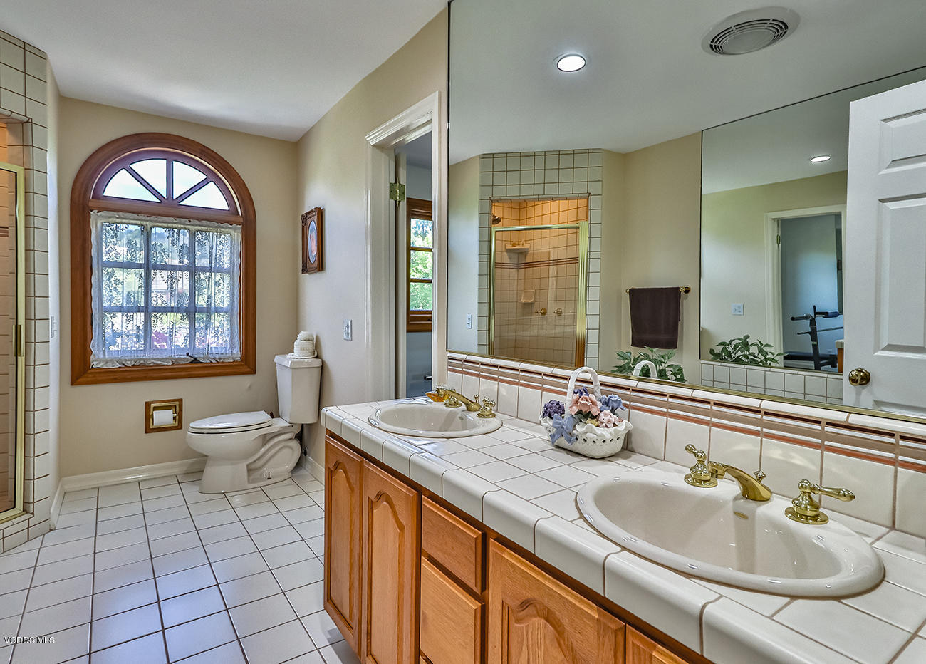 22320 Liberty Bell Road Calabasas, CA 91302 - Photo 36 of 55 lHall Bath1