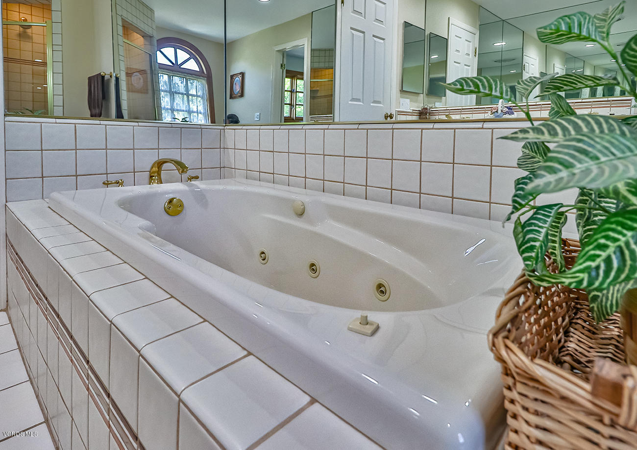 22320 Liberty Bell Road Calabasas, CA 91302 - Photo 37 of 55 lHall Bath2