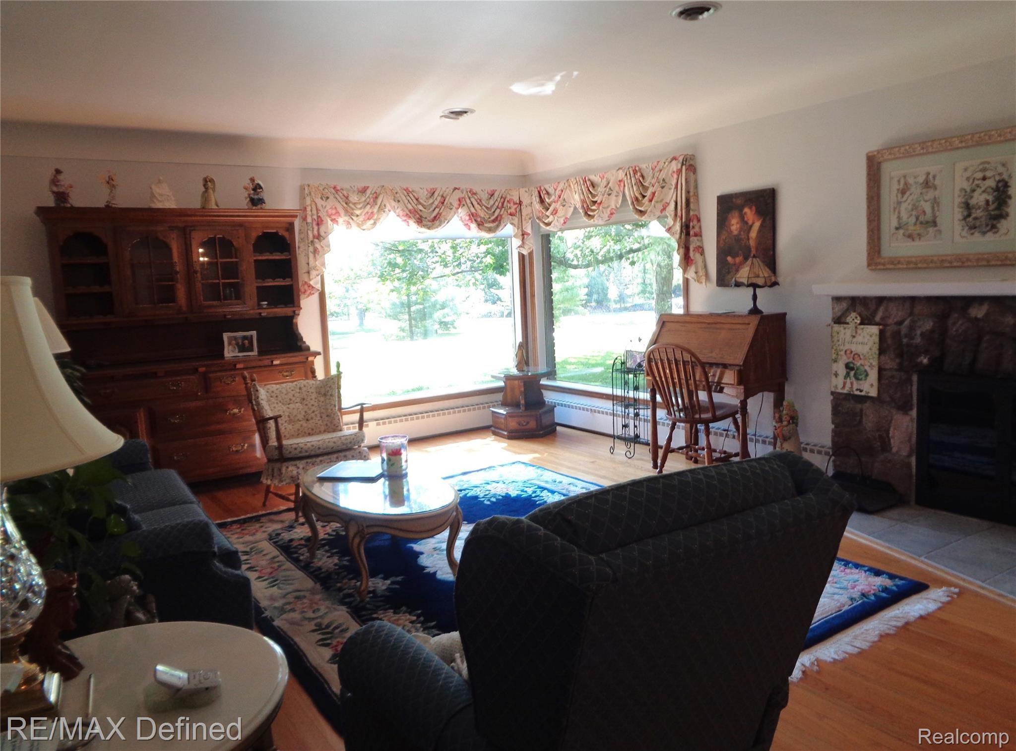 247 Rochdale Drive South Rochester, MI 48309 - Photo 15 of 30 Living Room