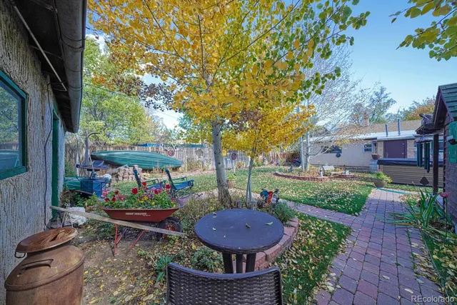 a view of a pathway of a house with wooden fence